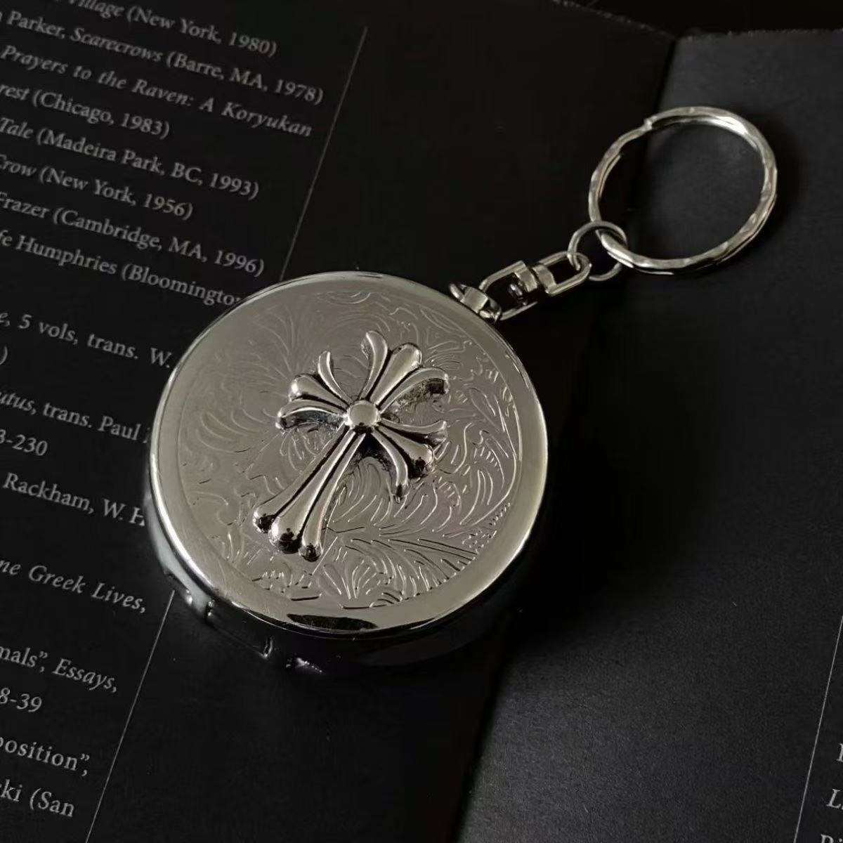 Retro Gothic Silver Alloy Cross Portable Ashtray Pendant Storage Box