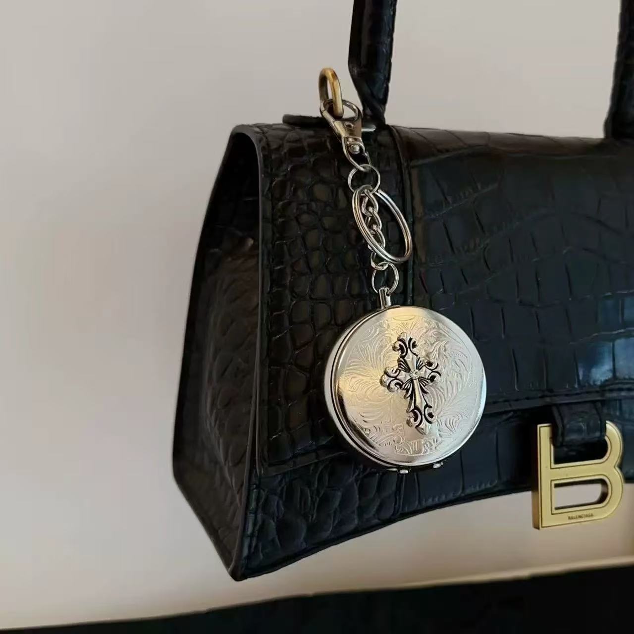 Retro Gothic Silver Alloy Cross Portable Ashtray Pendant Storage Box