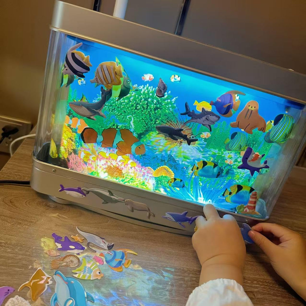 Fake Fish Tank Lamp - Moving Aquarium Night Light with Virtual Ocean Effect, 80s Retro Design for Adult Relaxation, Artificial Aquarium Decorative Lamp for Kids' Room and Cat Owners(USB)